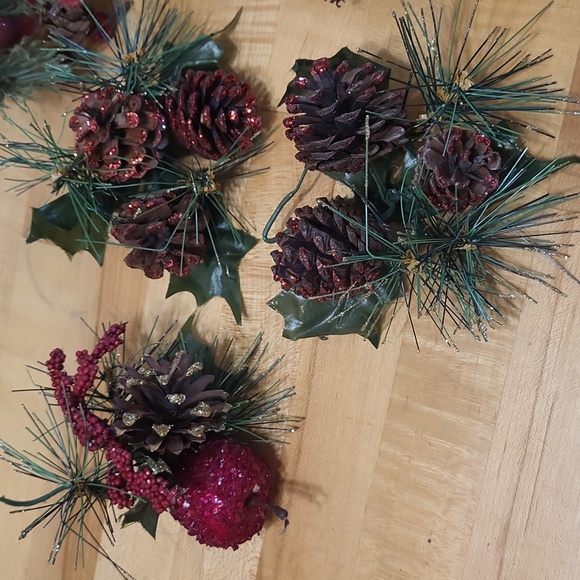 Christmas Decorations Small Individual Wreaths w Pinecones & Glitter - Picture 4 of 9
